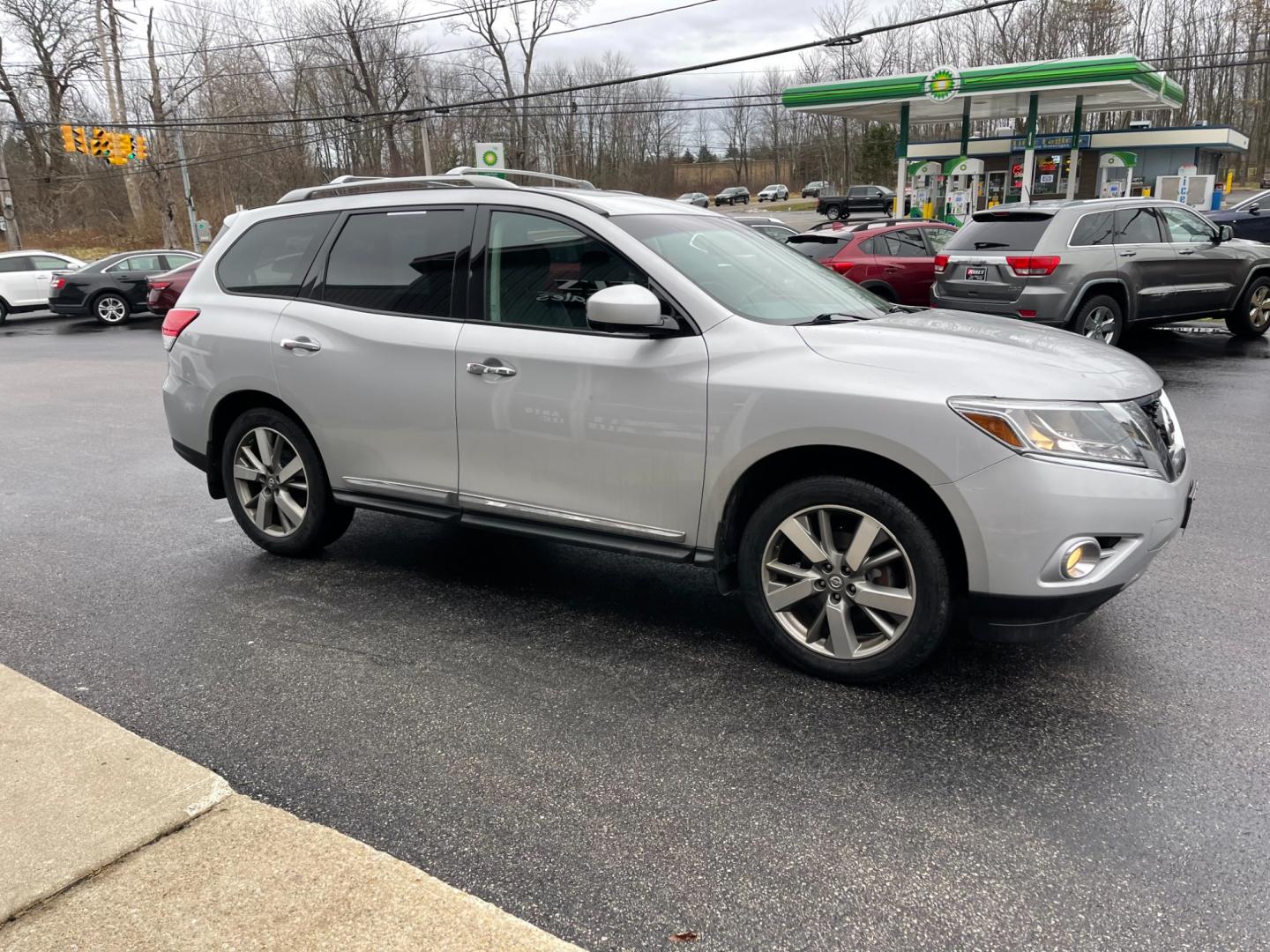 2013 Silver /Black Nissan Pathfinder Platinum 4WD (5N1AR2MM1DC) with an 3.5L V6 DOHC 24V engine, Automatic transmission, located at 547 E. Main St., Orwell, OH, 44076, (440) 437-5893, 41.535435, -80.847855 - Photo#3